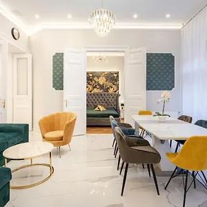 Premium Art Deco At Broadway // 4bdr & 3br Apartment Budapest